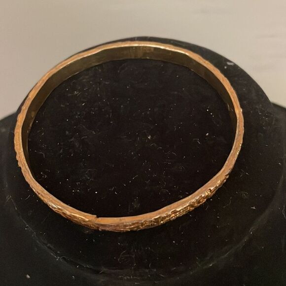 Vintage 8” Avon gold plated textured raised floral pattern bangle bracelet - Picture 3 of 10